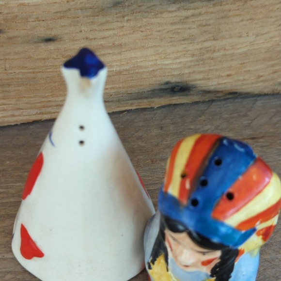 Vintage 1950s Indian Chief and Teepee Ceramic Salt and Pepper Shakers - Picture 8 of 11